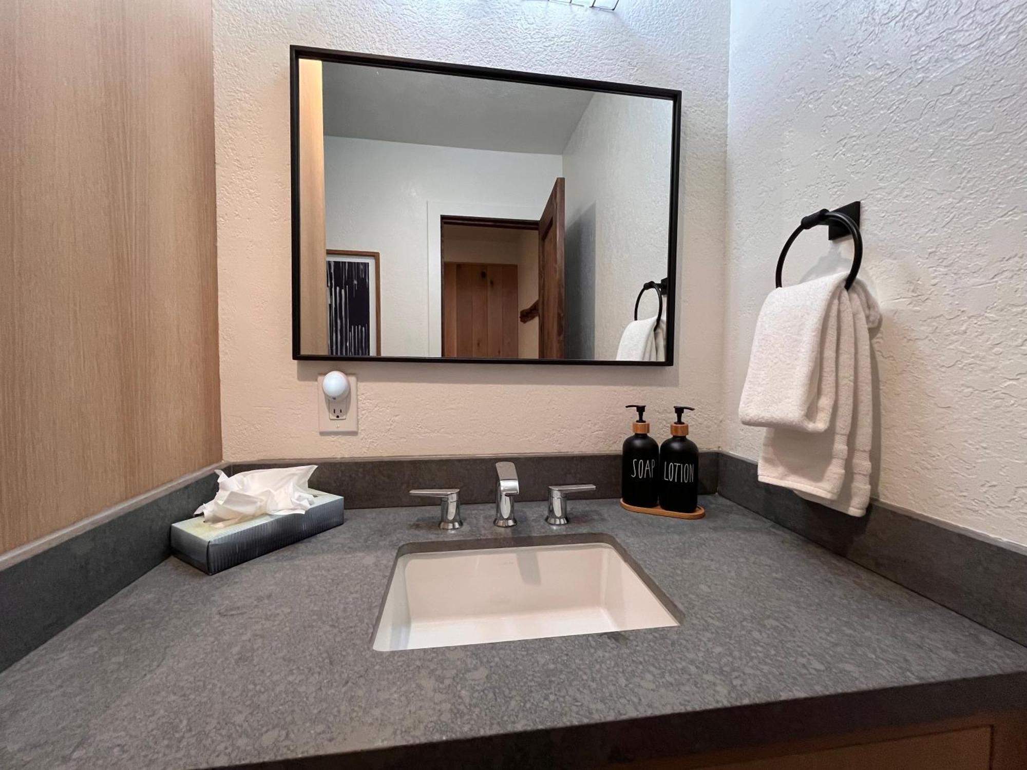 Tastefully Remodeled Condo At Mammoth Ski & Racquet Club, Hot Tub, Garage, 10 Min Walk To Ski Lifts Mammoth Lakes Exterior foto